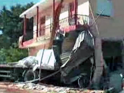 Σέρρες: Νταλίκα με βαρύ φορτίο εισέβαλε σε σπίτι